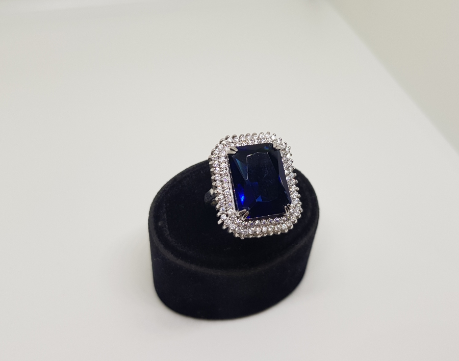 SAFİR VE PIRLANTA TAŞLI BÜYÜK KARE MODELİ YÜZÜK