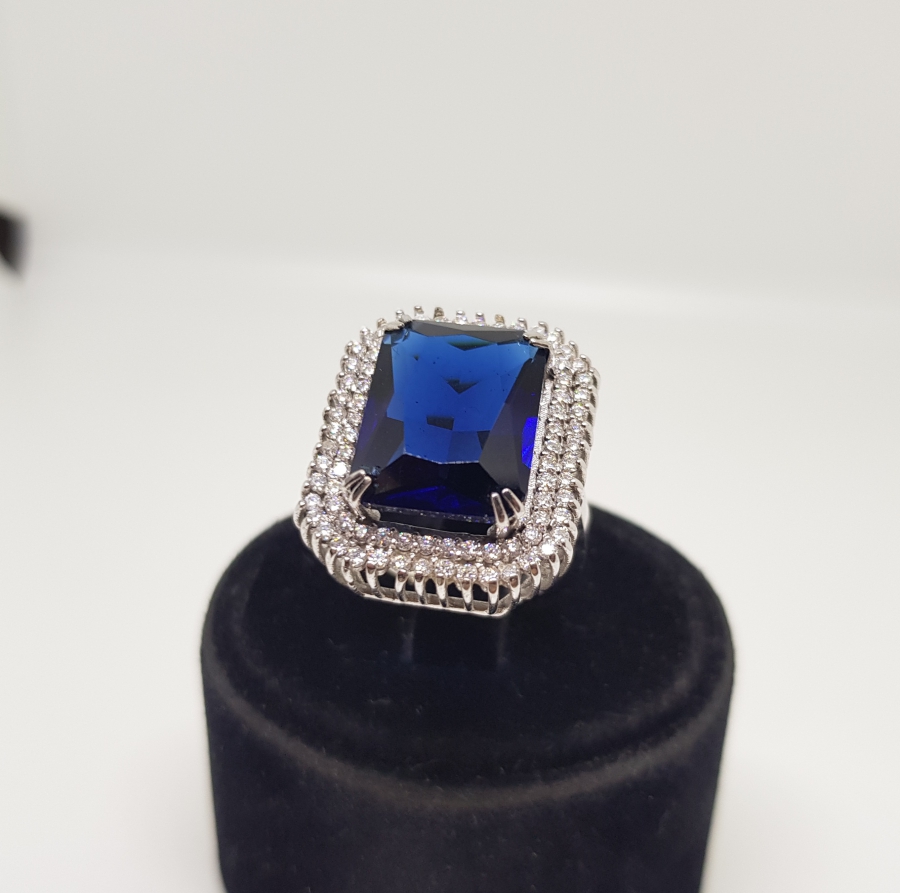 SAFİR VE PIRLANTA TAŞLI BÜYÜK KARE MODELİ YÜZÜK