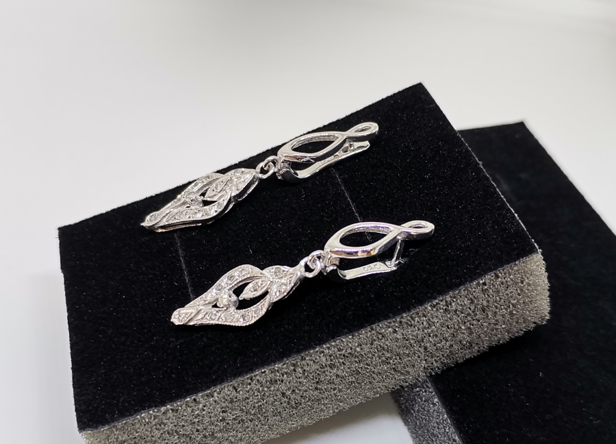 ÜST KISMI SONSUZLUK MODELLİ MEKİK FORMLU PIRLANTA KÜPE