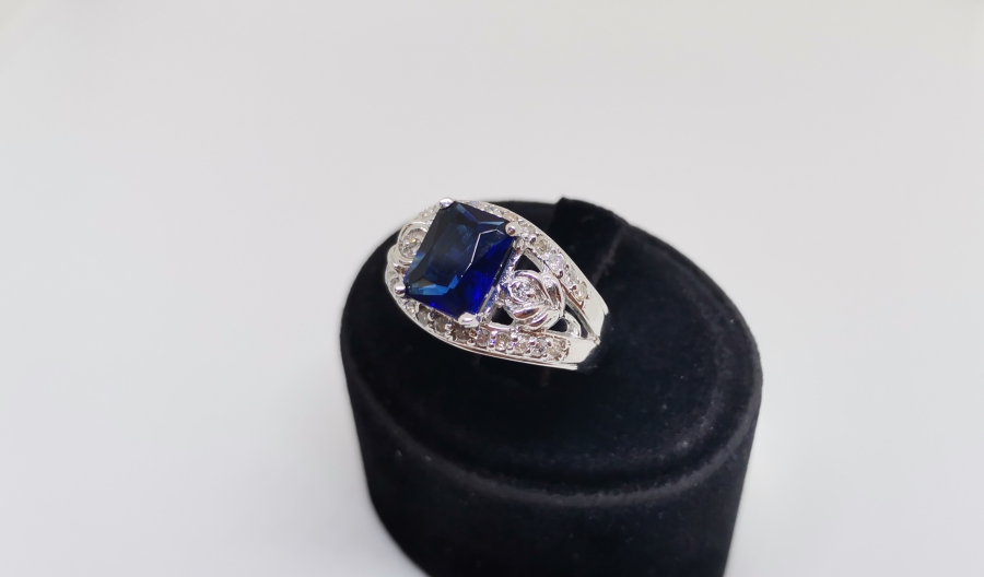 YAN KISIMLARI LALE MODELLİ PIRLANTA VE SAFİR TAŞLI YÜZÜK