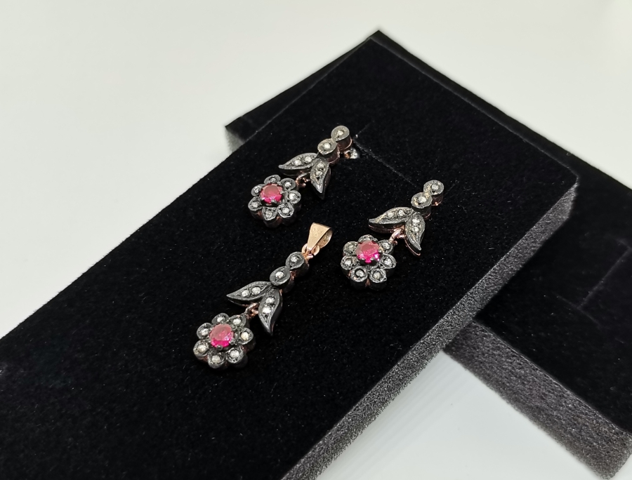 GARNET VE ELMAS TAŞLI ÇİÇEK MODELİ KOLYE KÜPE TAKIMI