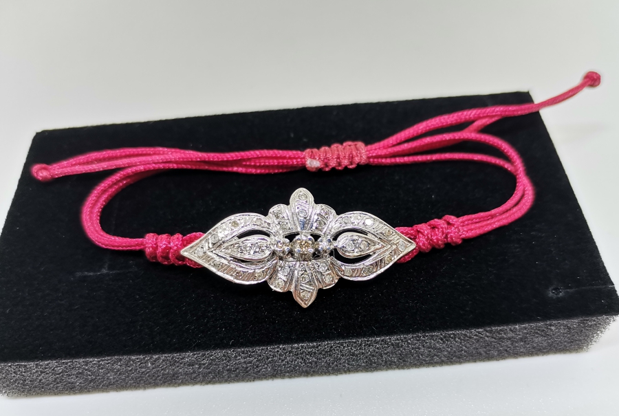 PIRLANTA TAŞLARLA SÜSLÜ MAKROME İPLİ BİLEKLİK