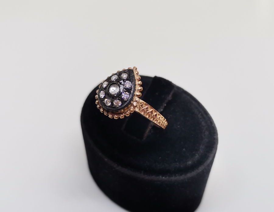 YAN KISIMLARI KABARTMA İŞÇİLİKLİ DAMLA MODELİ ELMAS TAŞLI YÜZÜK