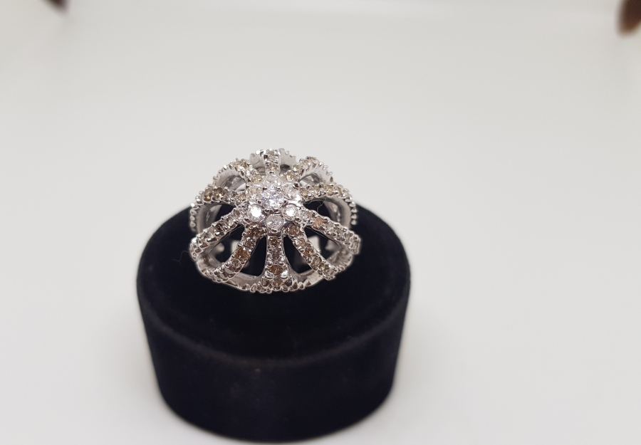 KRALİYET TACI FORMUNDA YAPILMIŞ PIRLANTA TAŞLI YÜZÜK