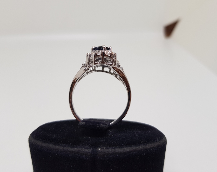 SAFİR VE PIRLANTA TAŞLI SİMETRİK MODEL YÜZÜK