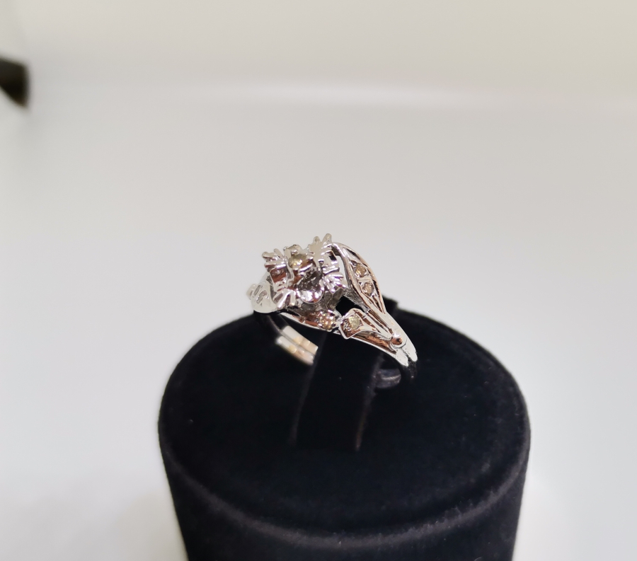 DİK KARE MODEL PIRLANTA YÜZÜK