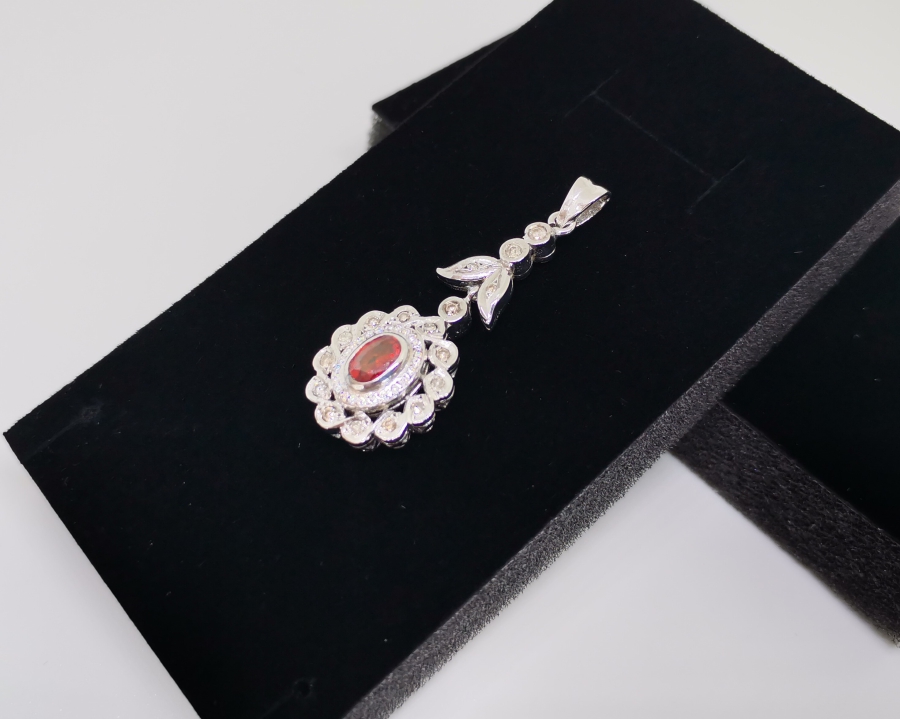 YAKUT VE PIRLANTA TAŞLI ZİNCİR MODEL KOLYE UCU