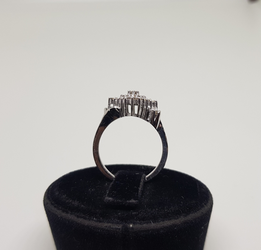 YAN KARE MODELİ PIRLANTA TAŞLI YÜZÜK