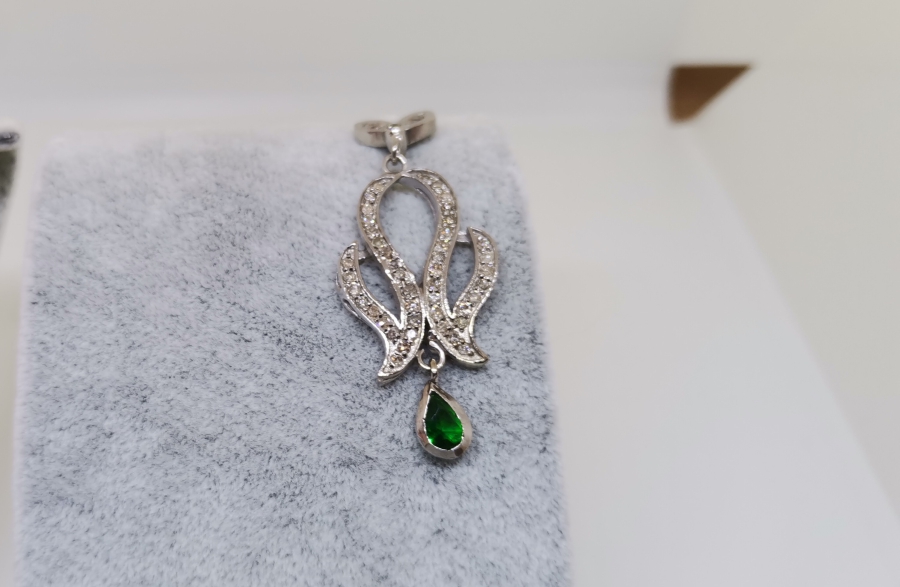 ZÜMRÜT VE PIRLANTA TAŞLI SONSUZLUK MODEL KOLYE