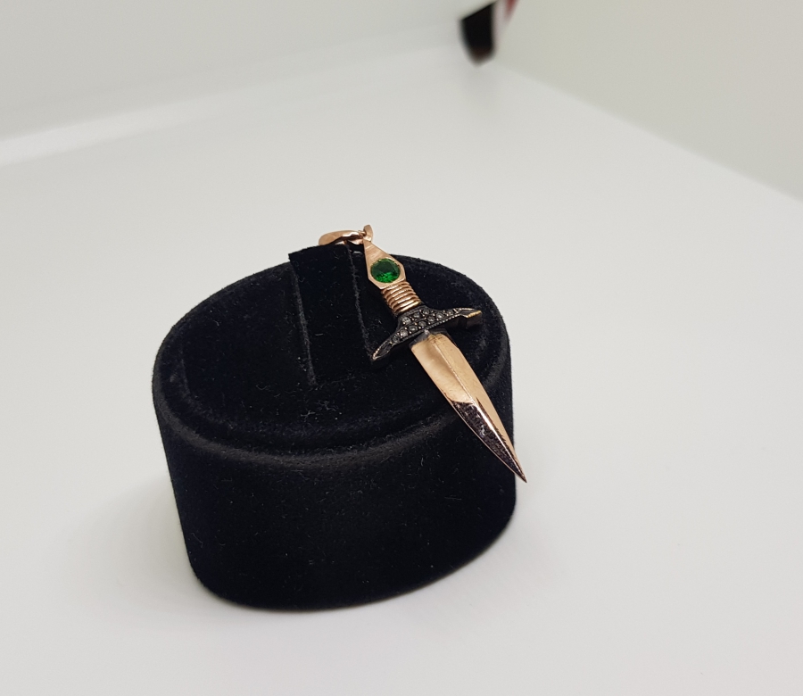 ZÜMRÜT VE PIRLANTA TAŞLI KILIÇ FORMLU KOLYE UCU