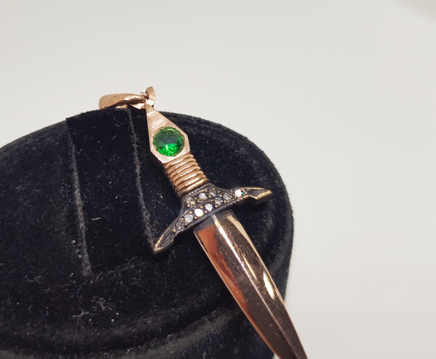 ZÜMRÜT VE PIRLANTA TAŞLI KILIÇ FORMLU KOLYE UCU