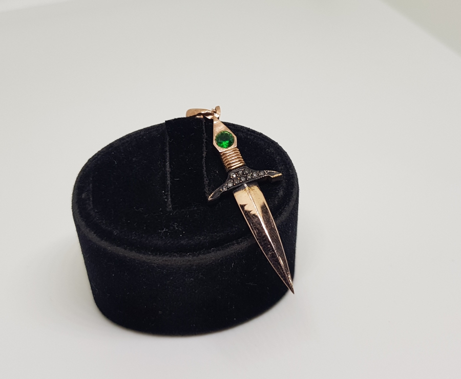 ZÜMRÜT VE PIRLANTA TAŞLI KILIÇ FORMLU KOLYE UCU