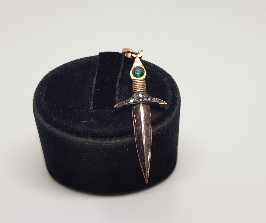 ZÜMRÜT VE PIRLANTA TAŞLI KILIÇ FORMLU KOLYE UCU