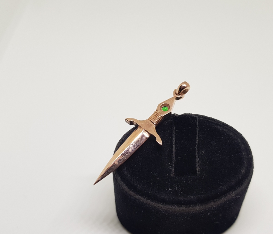 ZÜMRÜT VE PIRLANTA TAŞLI KILIÇ FORMLU KOLYE UCU