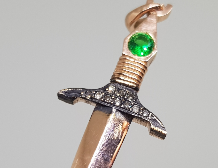 ZÜMRÜT VE PIRLANTA TAŞLI KILIÇ FORMLU KOLYE UCU