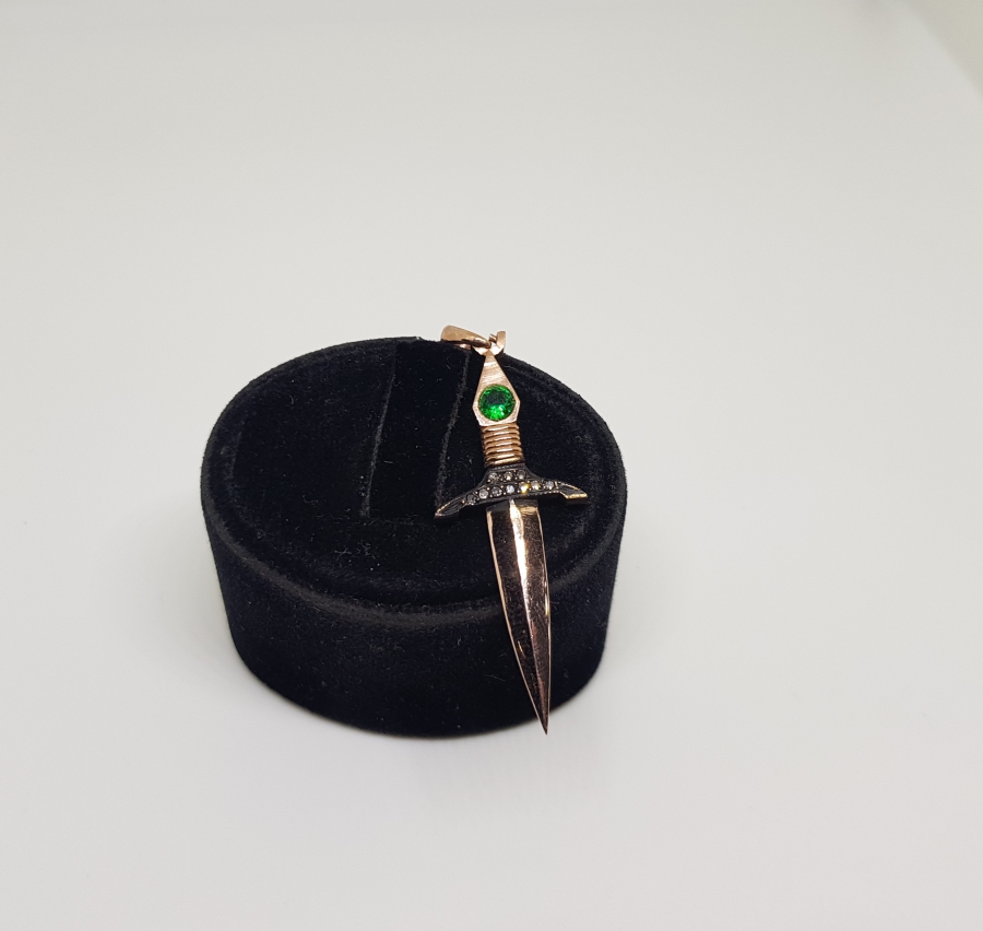 ZÜMRÜT VE PIRLANTA TAŞLI KILIÇ FORMLU KOLYE UCU