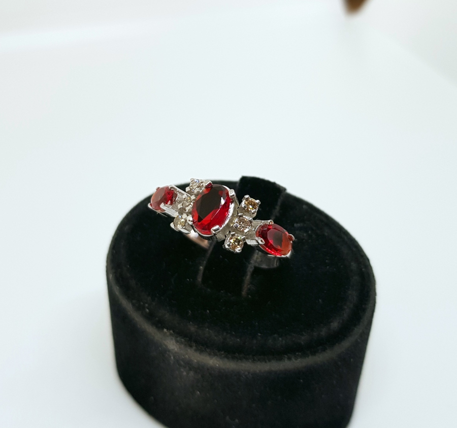 YAKUT VE PIRLANTA TAŞLI ÜÇ TAŞ MODELİ YÜZÜK