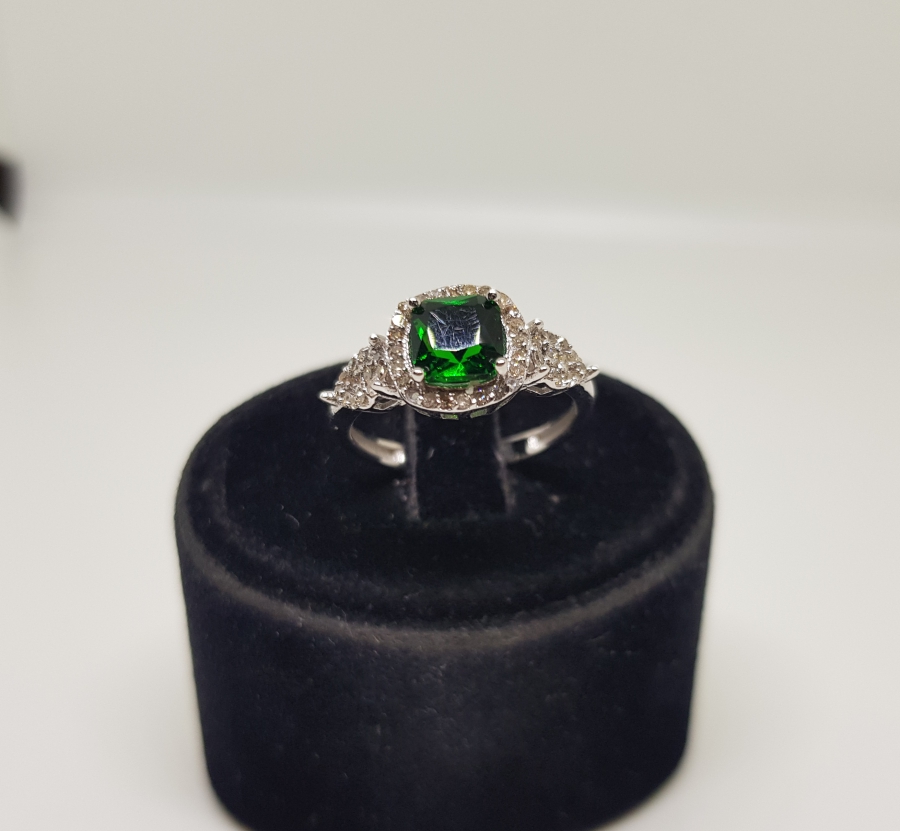 ZÜMRÜT VE PIRLANTA TAŞLI FRANSIZ KARE MODELİ YÜZÜK