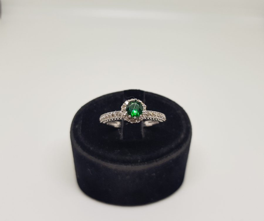 PIRLANTA VE ZÜMRÜT TAŞLI TEKTAŞ MODELİ YÜZÜK