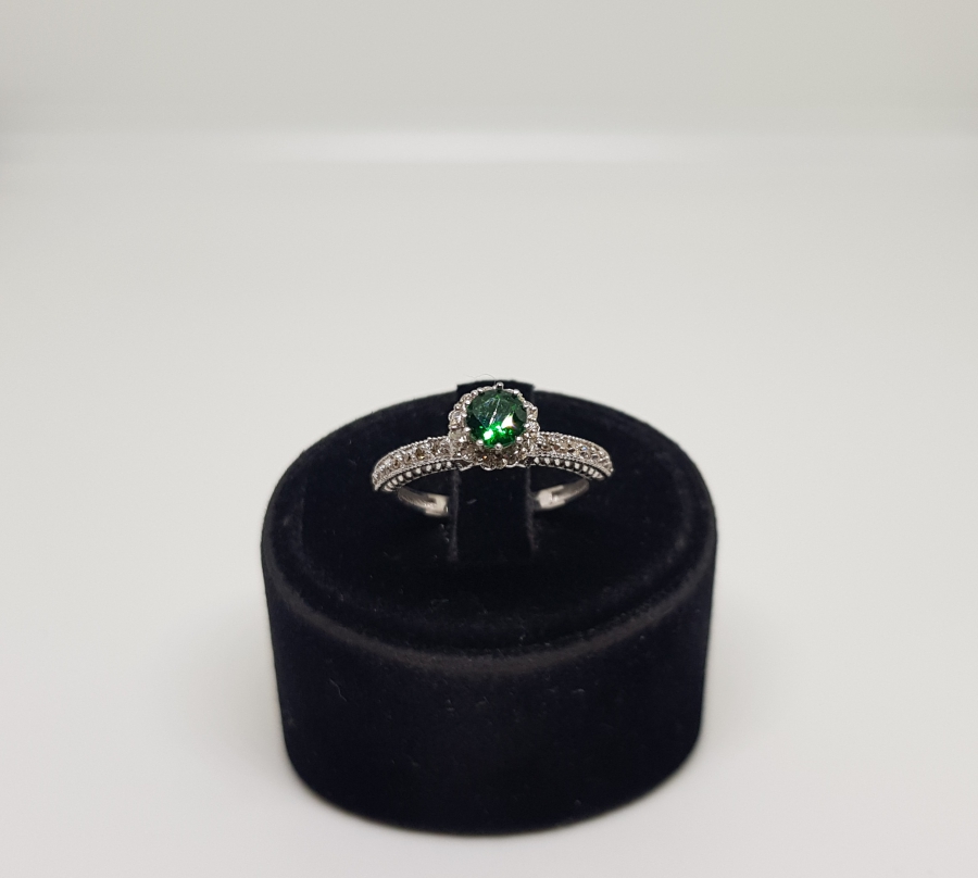 PIRLANTA VE ZÜMRÜT TAŞLI TEKTAŞ MODELİ YÜZÜK