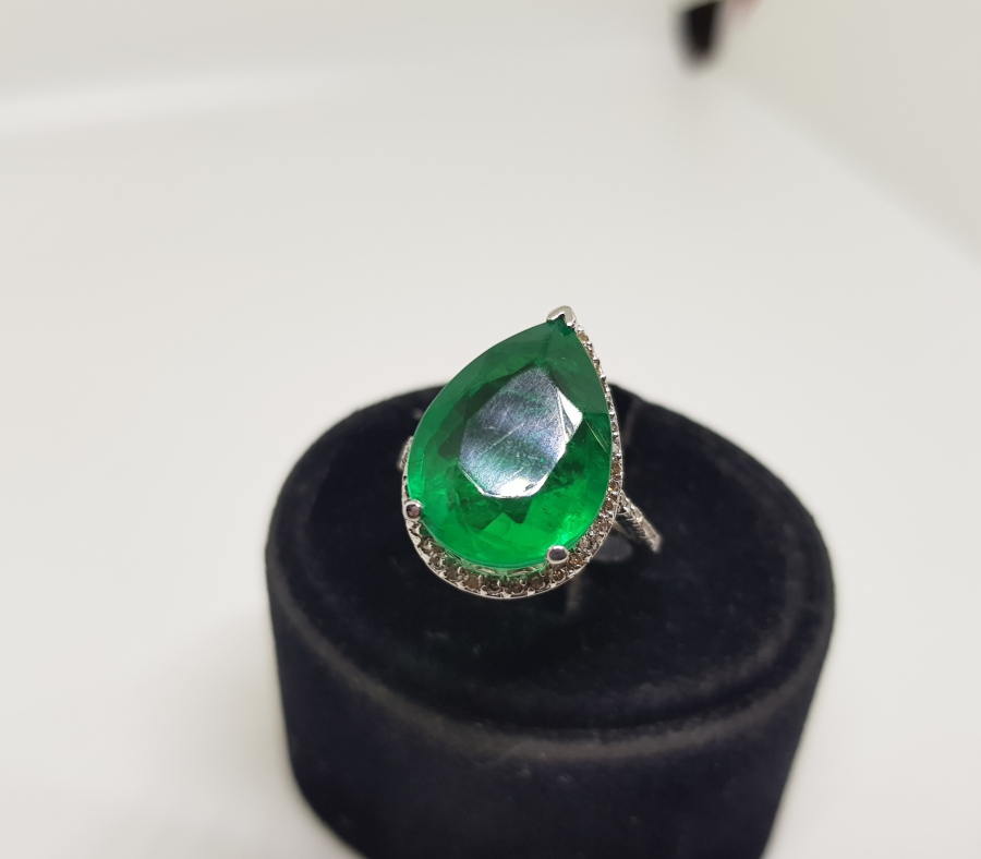 PIRLANTA VE ZÜMRÜT TAŞLI DAMLA MODEL YÜZÜK