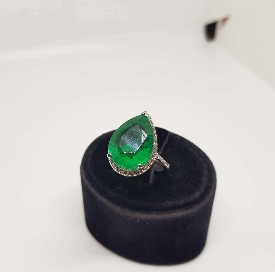 PIRLANTA VE ZÜMRÜT TAŞLI DAMLA MODEL YÜZÜK