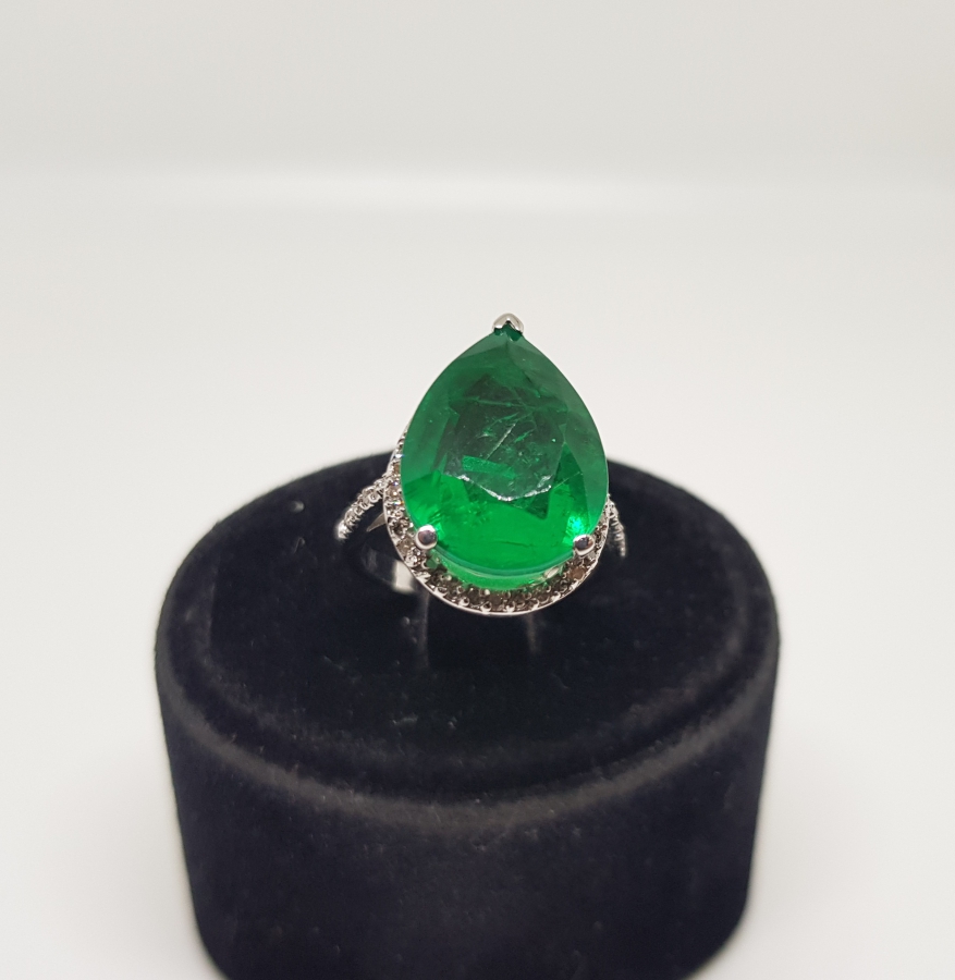 PIRLANTA VE ZÜMRÜT TAŞLI DAMLA MODEL YÜZÜK