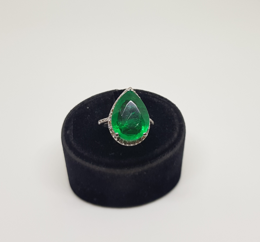 PIRLANTA VE ZÜMRÜT TAŞLI DAMLA MODEL YÜZÜK