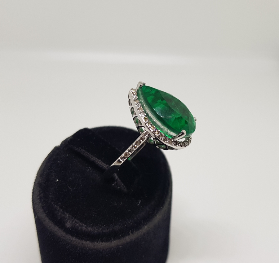 PIRLANTA VE ZÜMRÜT TAŞLI DAMLA MODEL YÜZÜK