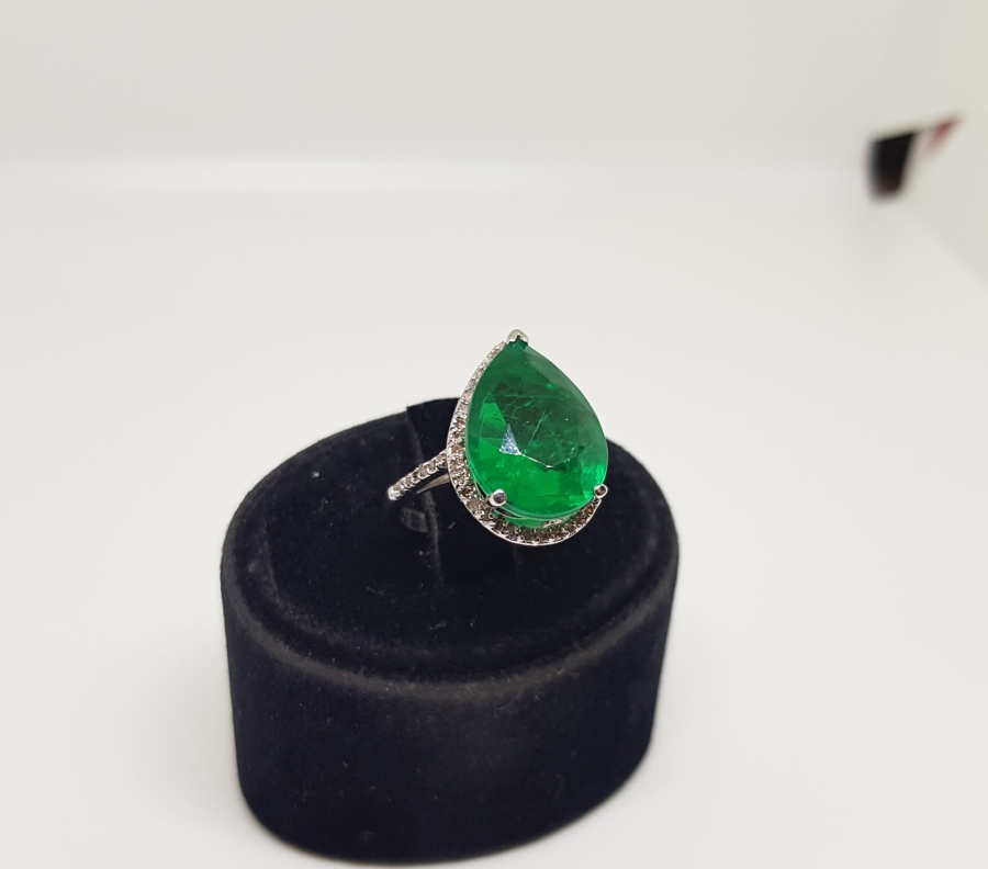 PIRLANTA VE ZÜMRÜT TAŞLI DAMLA MODEL YÜZÜK