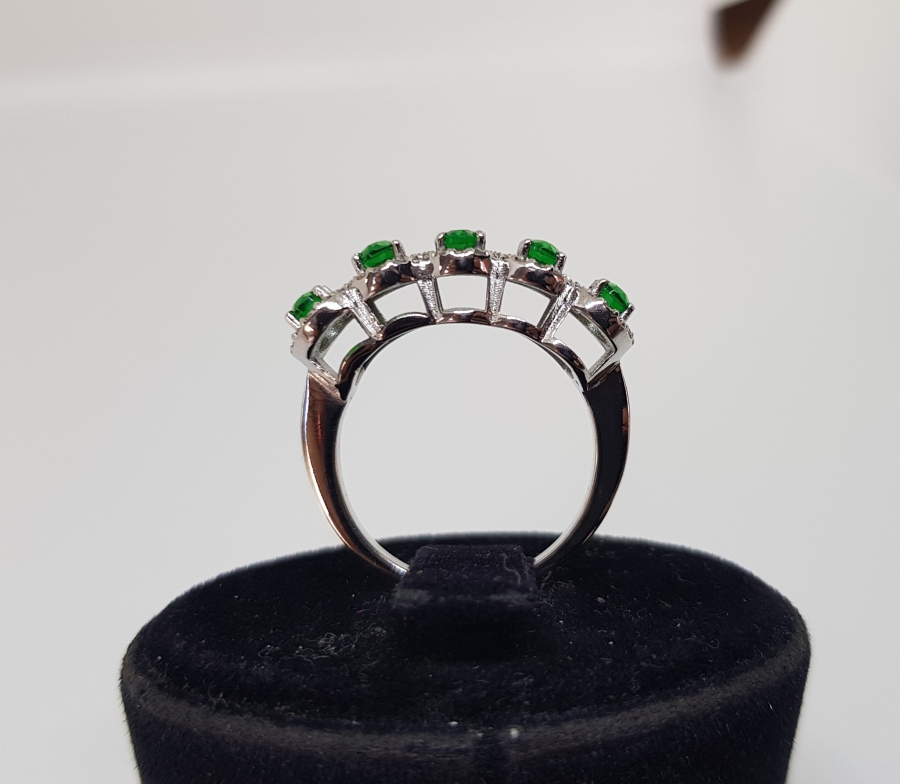 ZÜMRÜT VE PIRLANTA TAŞLI YARIM TAM TUR MODEL YÜZÜK