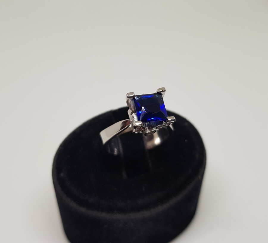 PIRLANTA VE SAFİR TAŞLI KARE ELMAS MODELİ YÜZÜK