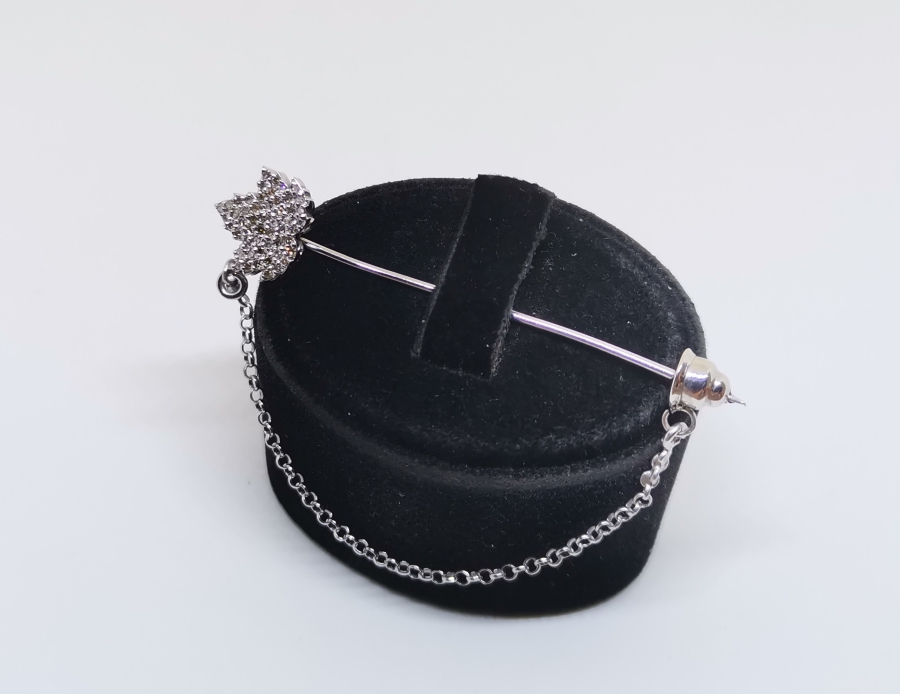 ÇINAR YAPRAĞI FORMLU PIRLANTA TAŞLI YAKA İĞNESİ