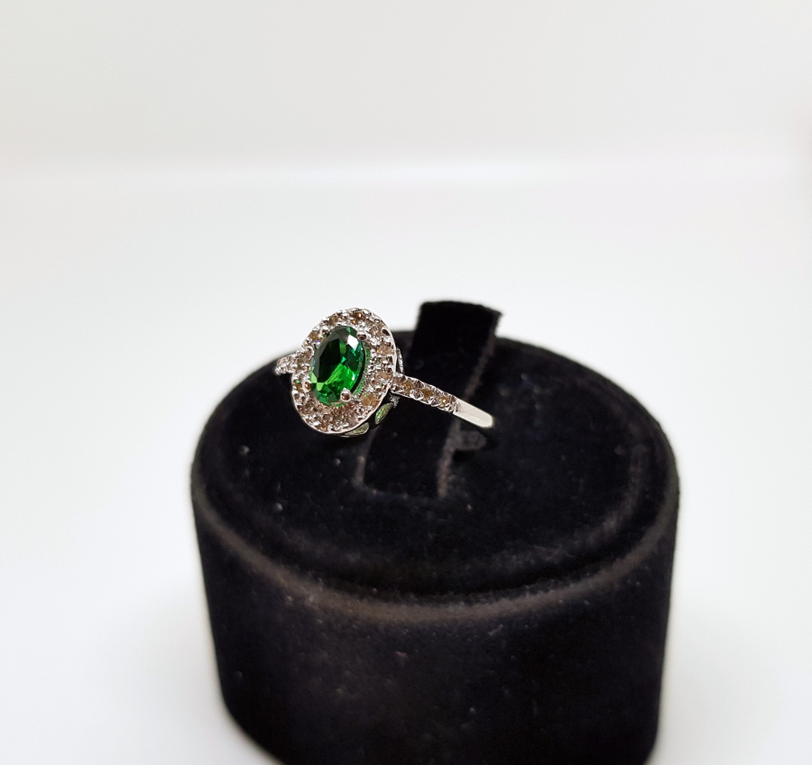 ZÜMRÜT VE PIRLANTA TAŞLI BAGET MODELİ YÜZÜK