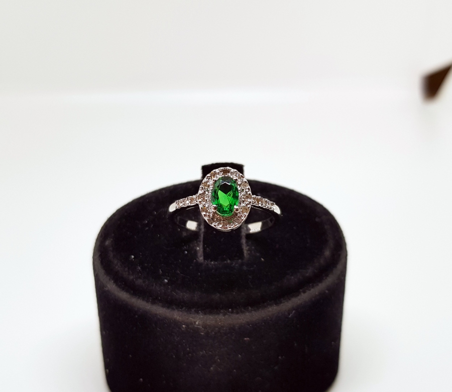 ZÜMRÜT VE PIRLANTA TAŞLI BAGET MODELİ YÜZÜK