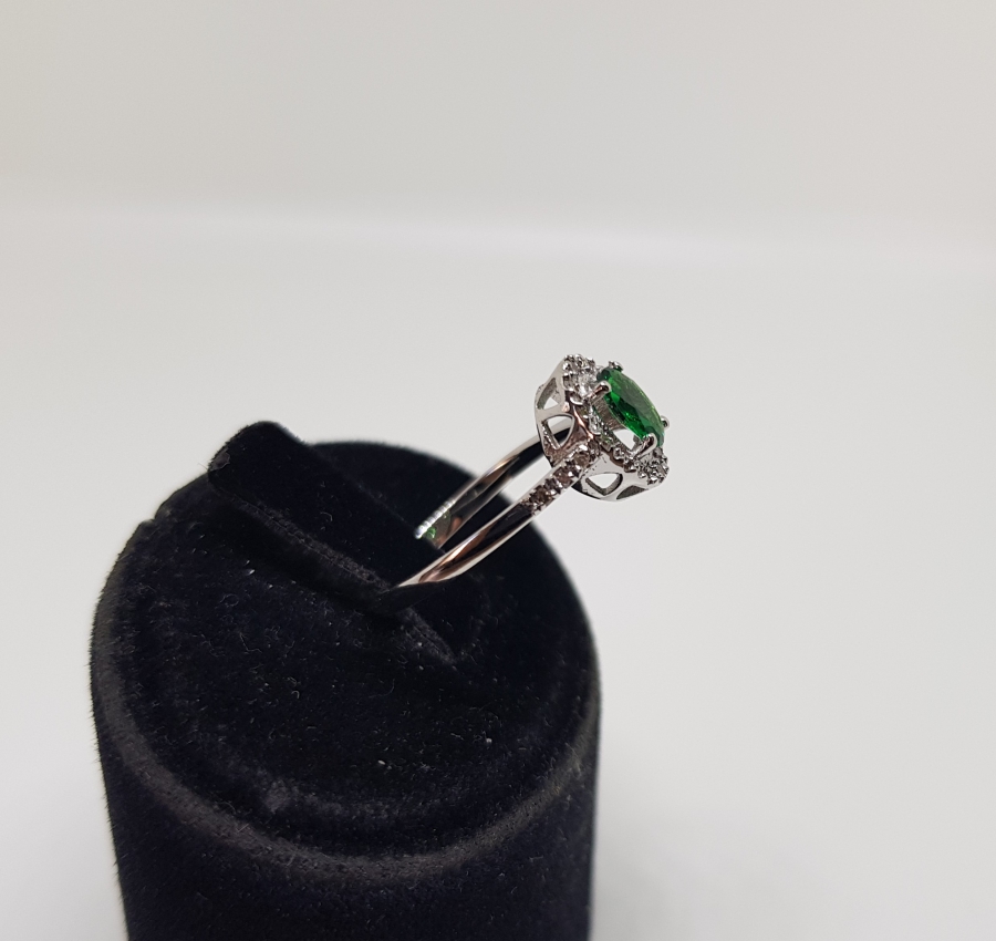 ZÜMRÜT VE PIRLANTA TAŞLI BAGET MODELİ YÜZÜK