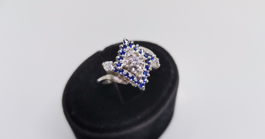 SAFİR VE PILANTA TAŞLI DİK KARE MODELİ YÜZÜK