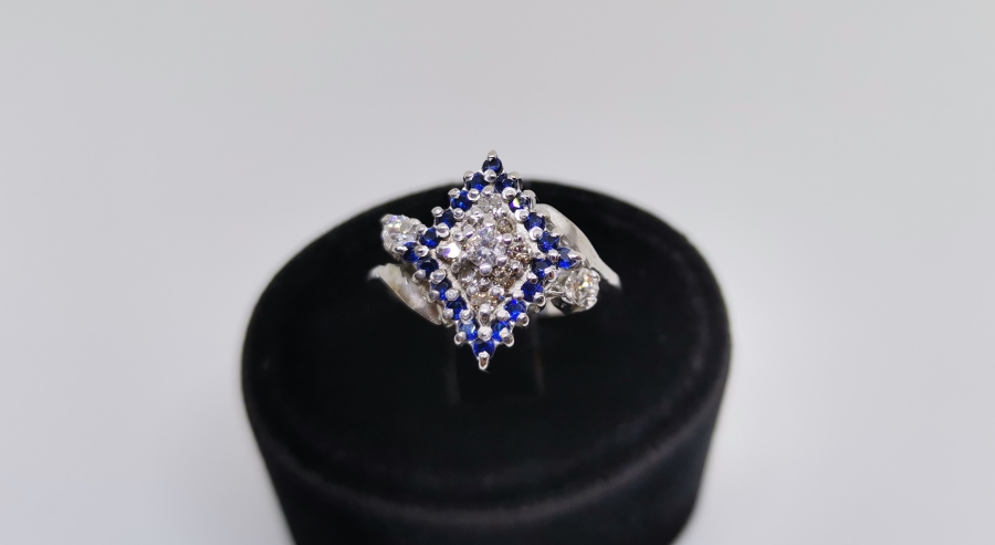 SAFİR VE PILANTA TAŞLI DİK KARE MODELİ YÜZÜK