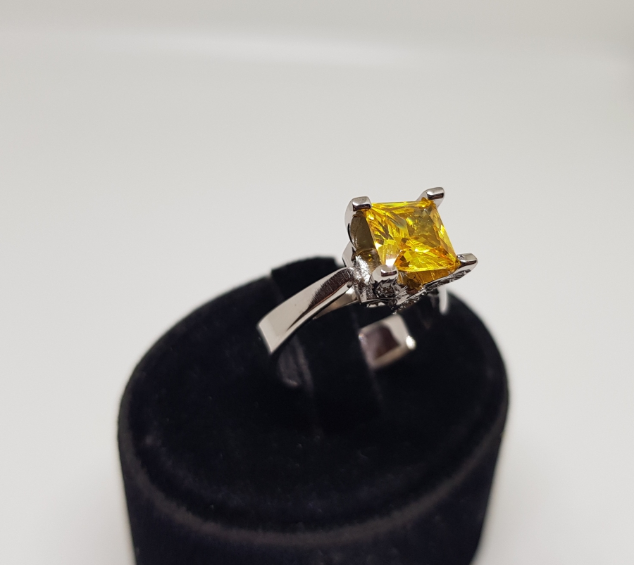 PIRLANTA VE SİTRİN TAŞLI KARE ELMAS MODELİ YÜZÜK