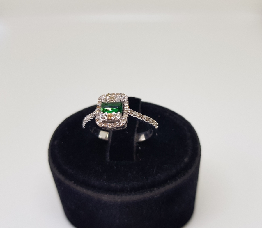 ZÜMRÜT VE PIRLANTA TAŞLI YARIM TUR MODEL YÜZÜK