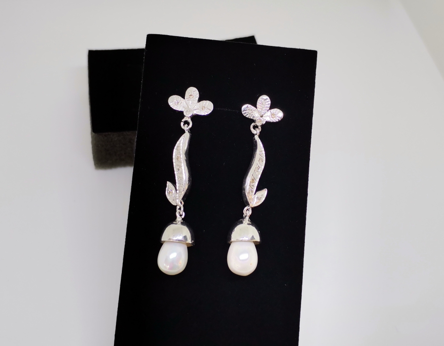 PIRLANTA TAŞLI VE İNCİLİ KÜPE