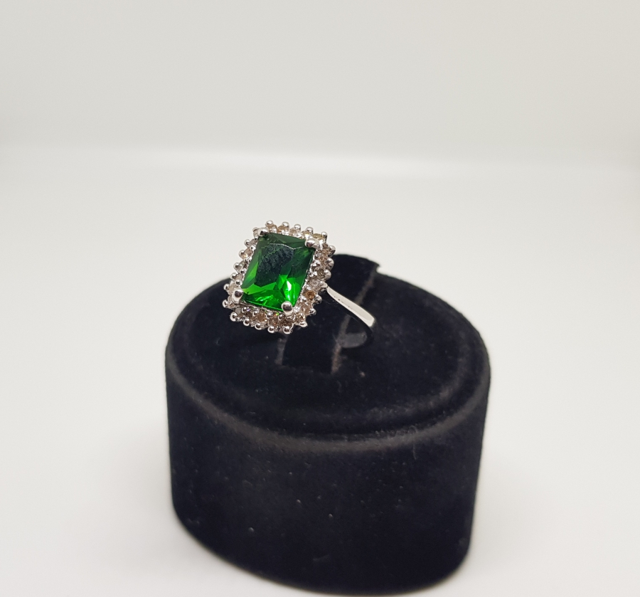 PIRLANTA VE ZÜMRÜT TAŞLI DİKDÖRTGEN MODEL YÜZÜK