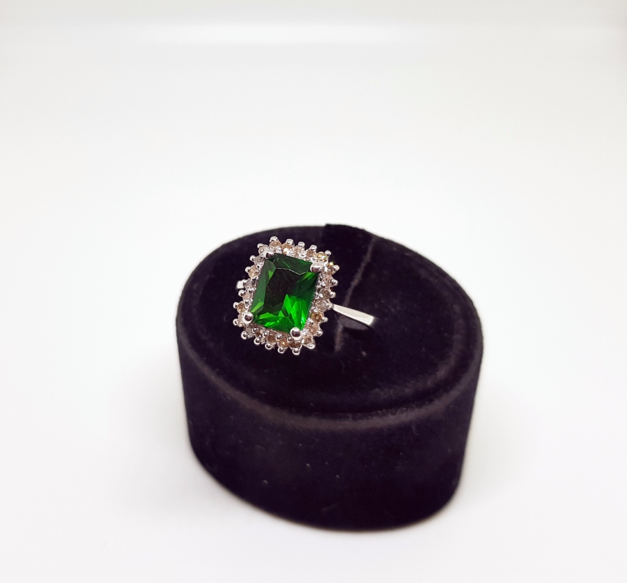 PIRLANTA VE ZÜMRÜT TAŞLI DİKDÖRTGEN MODEL YÜZÜK