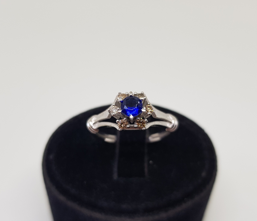 SAFİR VE PIRLANTA TAŞLI KARNİK ÇİÇEĞİ MODELİ YÜZÜK