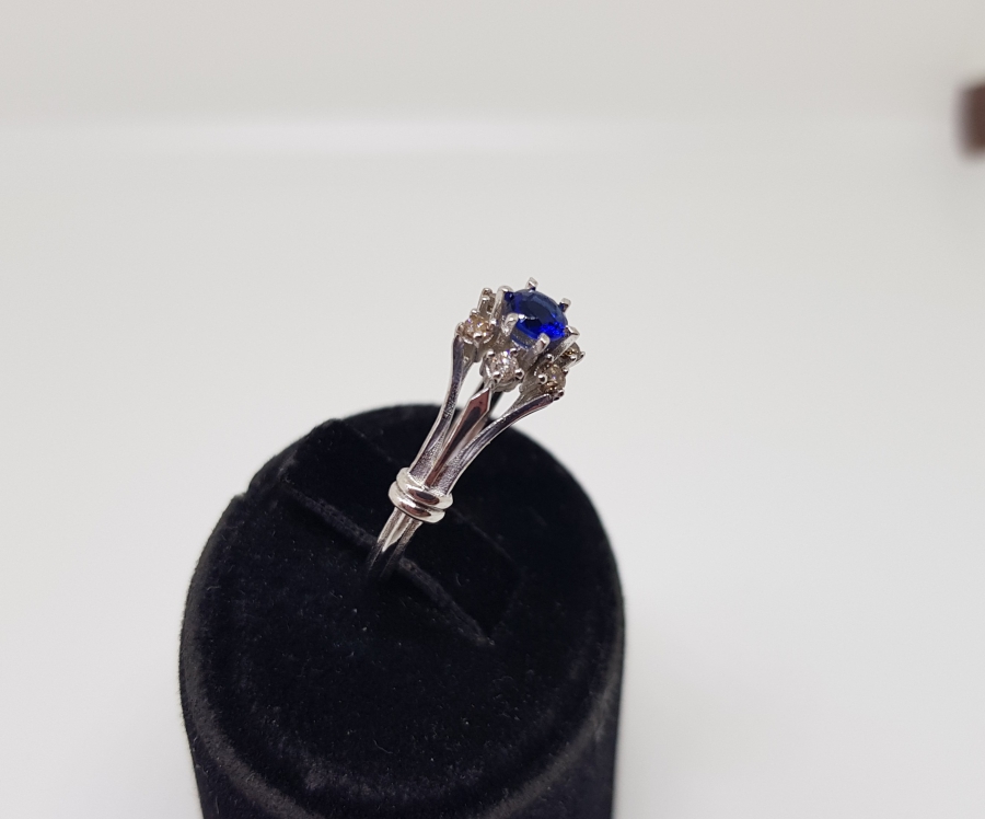 SAFİR VE PIRLANTA TAŞLI KARNİK ÇİÇEĞİ MODELİ YÜZÜK