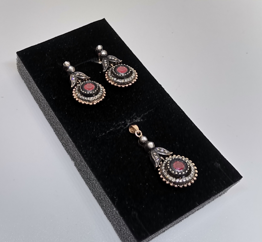 ELMAS VA YAKUT TAŞLI HÜRREM MODEL KOLYE KÜPE TAKIMI