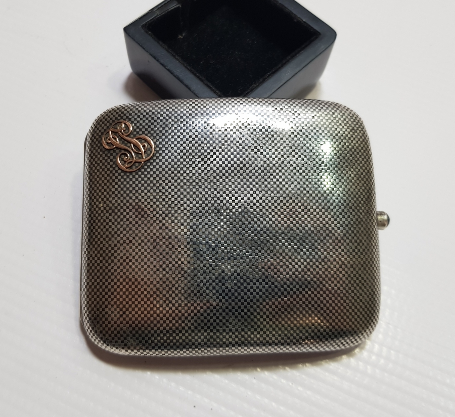 ÜZERİ ALTIN İNSİYALLİ OSMANLI DÖNEMİ DAMALI SİGARA TABAKASI