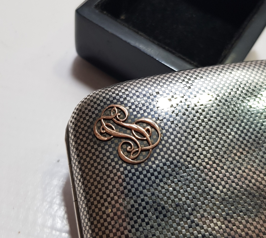 ÜZERİ ALTIN İNSİYALLİ OSMANLI DÖNEMİ DAMALI SİGARA TABAKASI