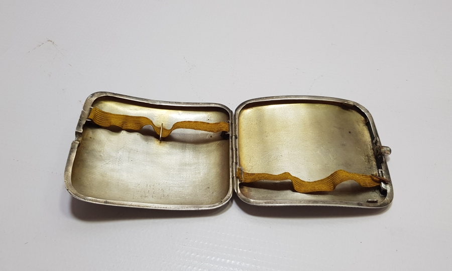 ÜZERİ ALTIN İNSİYALLİ OSMANLI DÖNEMİ DAMALI SİGARA TABAKASI