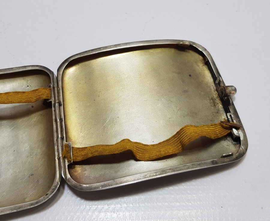 ÜZERİ ALTIN İNSİYALLİ OSMANLI DÖNEMİ DAMALI SİGARA TABAKASI